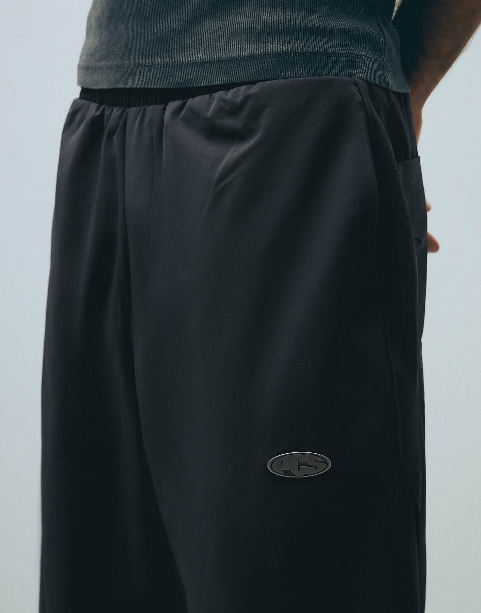 Technical barrel trousers in black