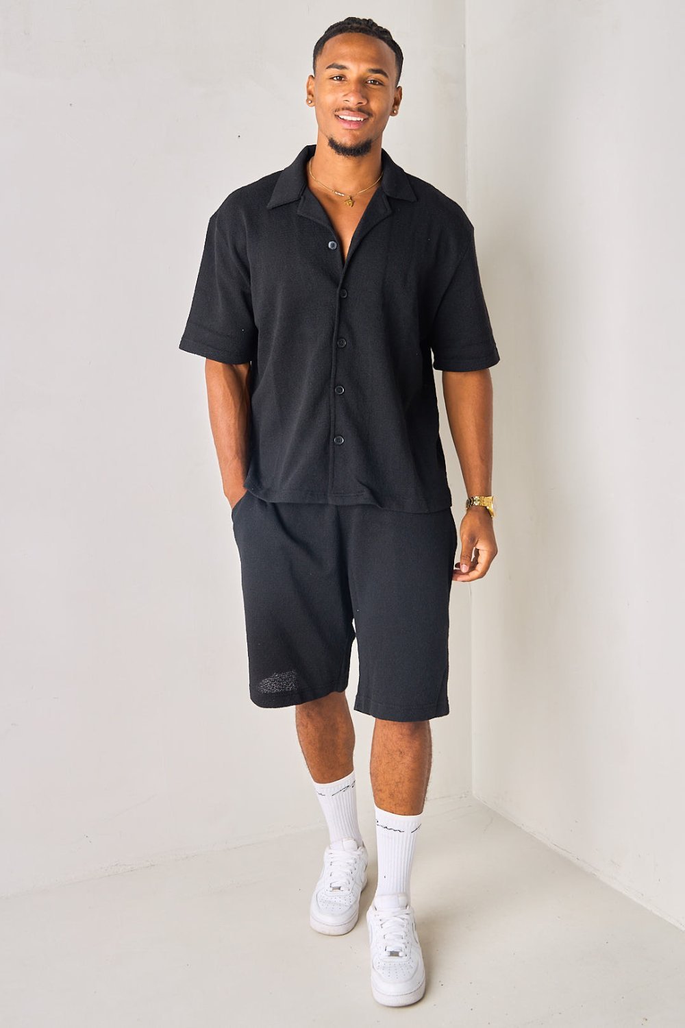 Chemise ajourée en tissu texturé noire