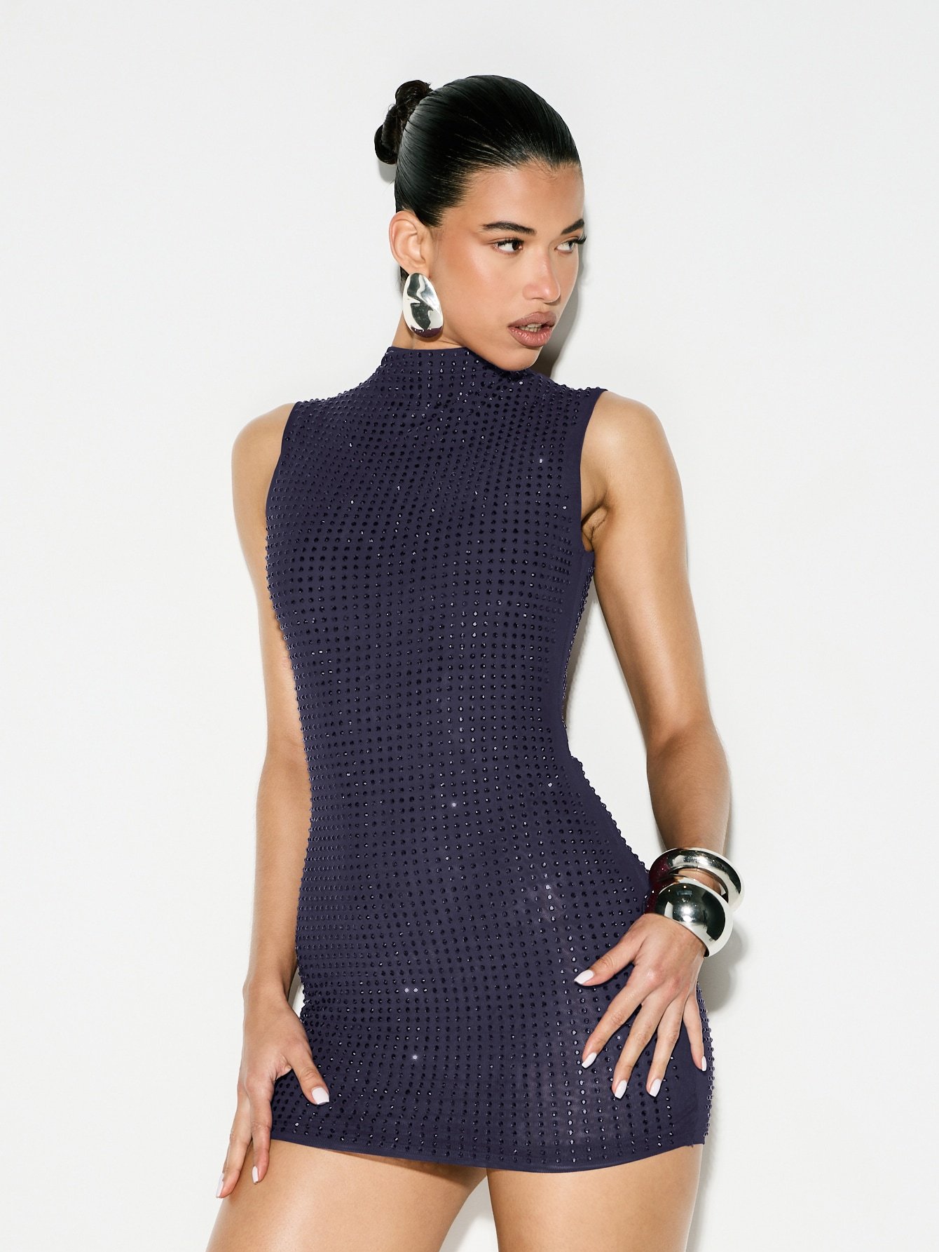 Robe Mini Scintillante À Col Montant Avec Ornements Pailletés
