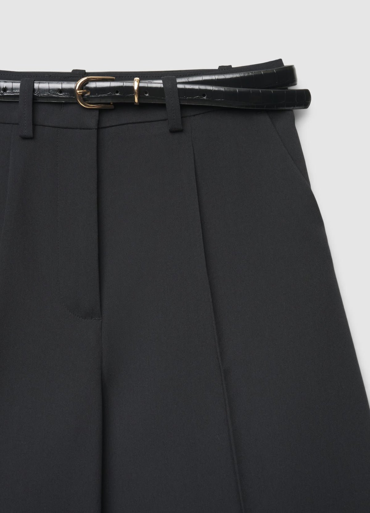 Smart belted pleated bermuda shorts