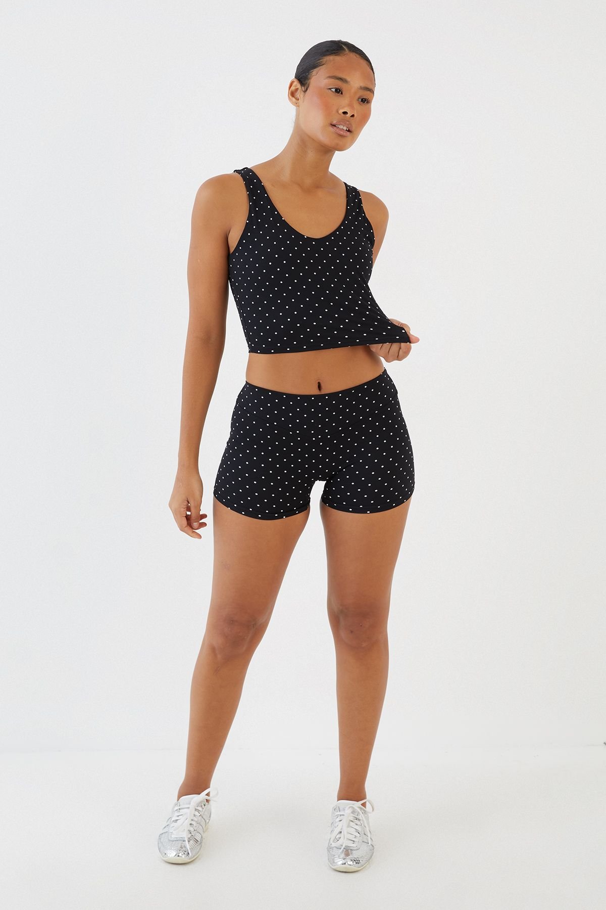 Short sport sculptant b pois