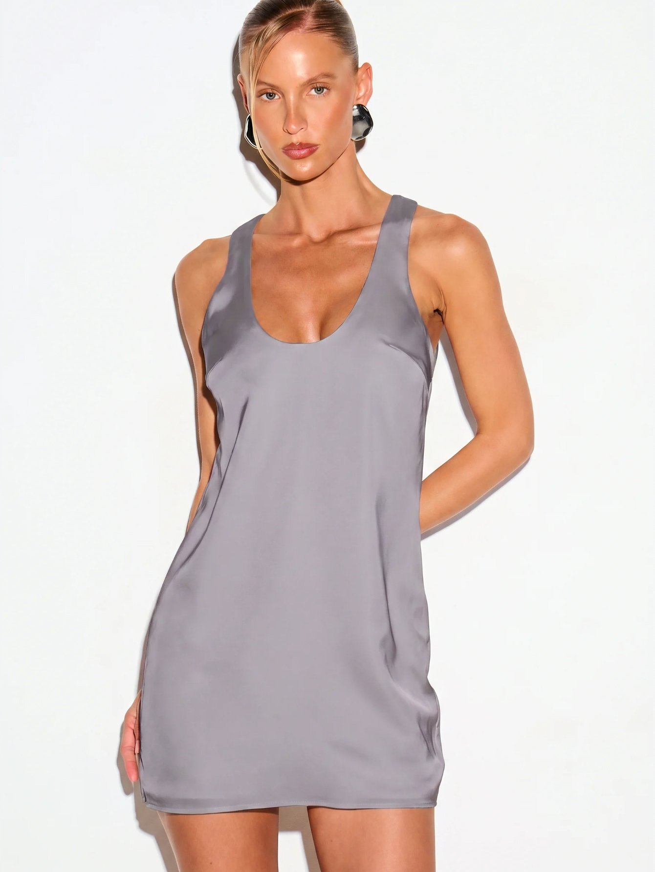 Robe Mini En Satin Avec Col Dégagé Et Design Dos Nageur - Robe De Soirée Style Nuisette