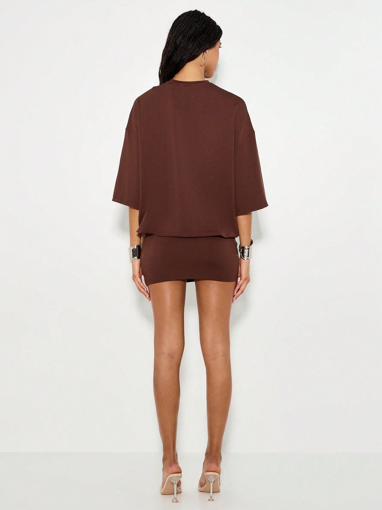 Robe t-shirt courte oversize cloutée à ceinture