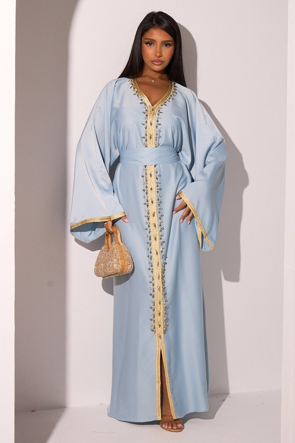 Abaya satinée à empiècement doré et strass bleu clair