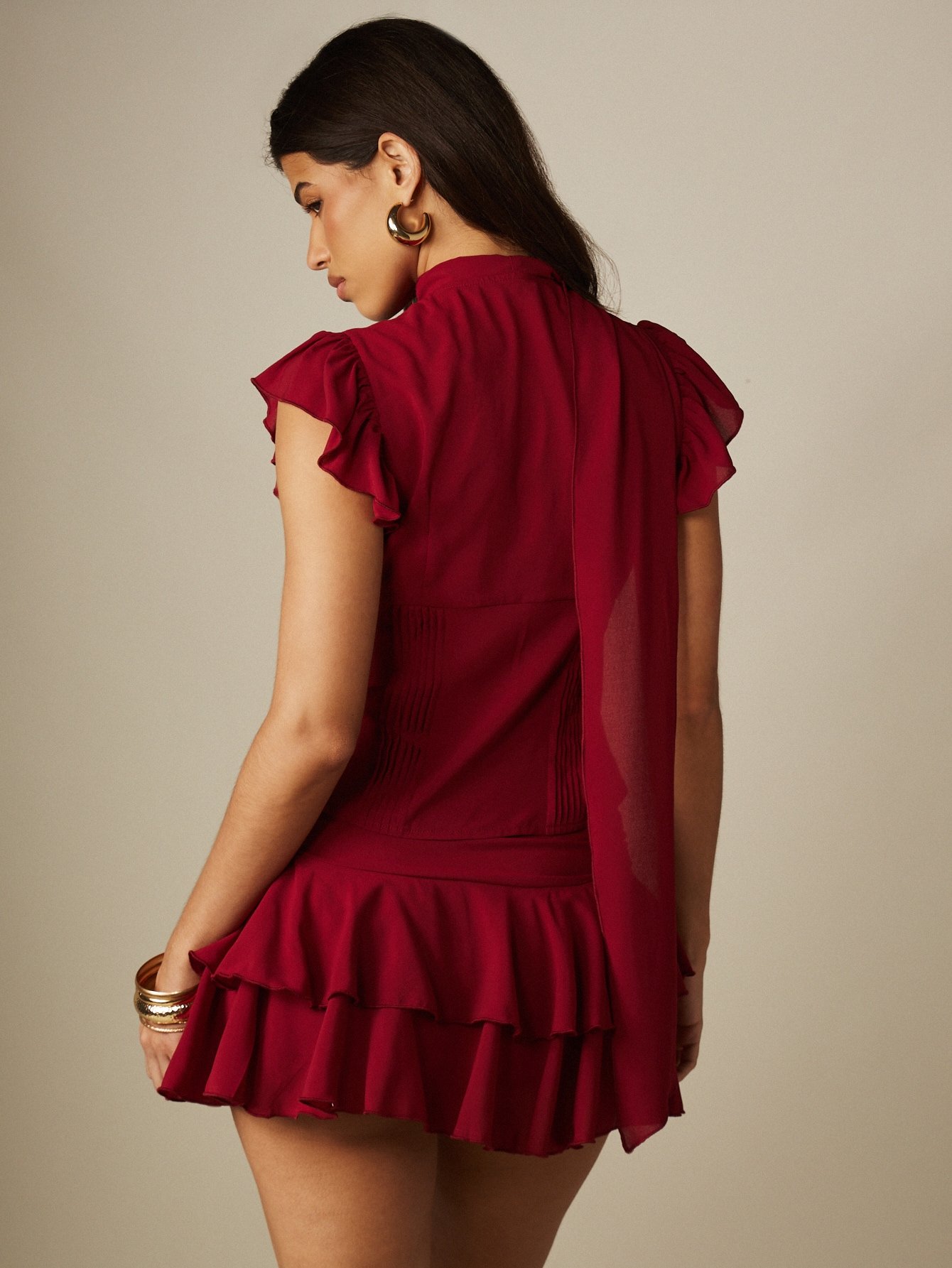 Robe courte à col montant et ourlet étagé
