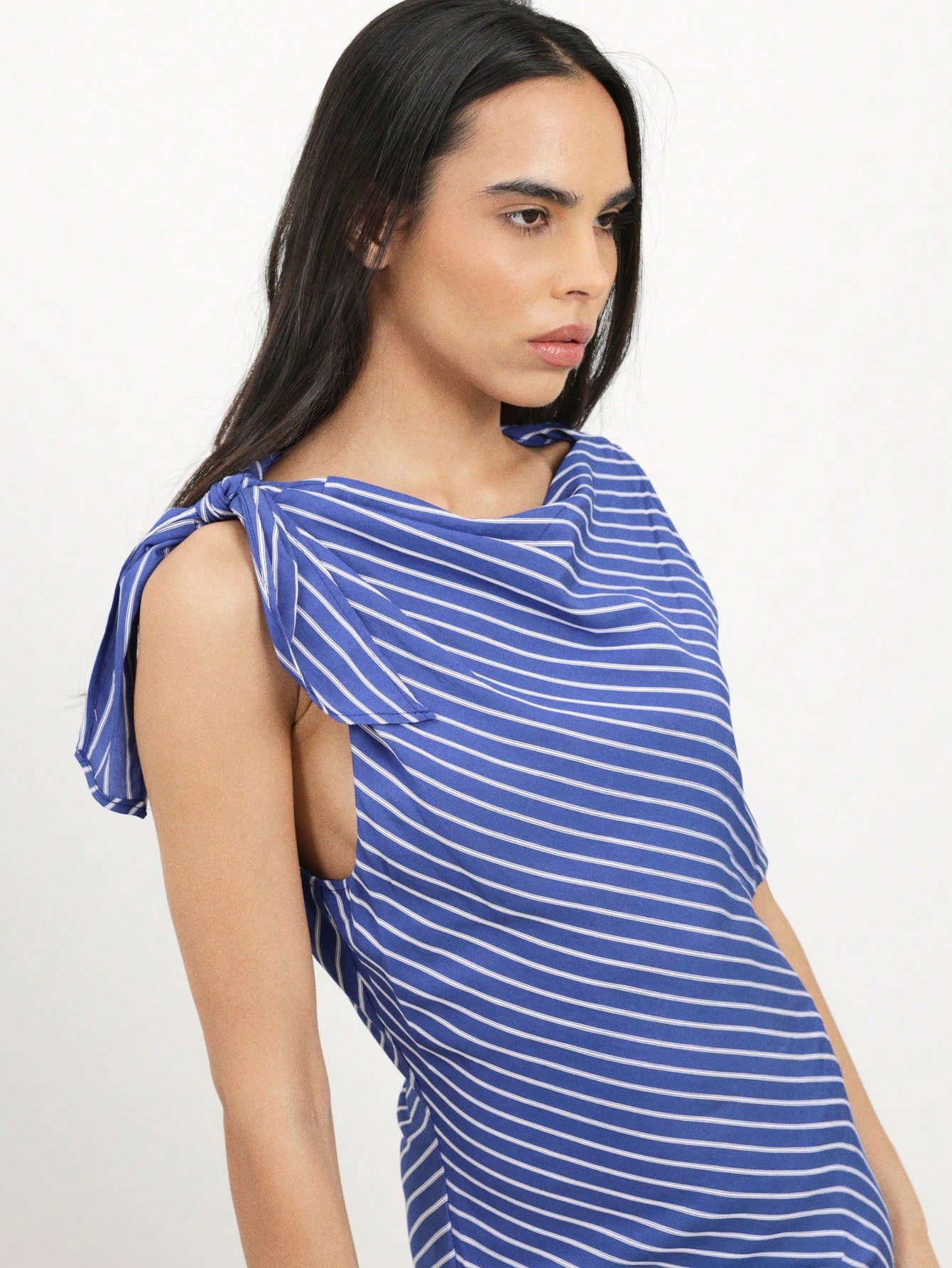 Robe mi-longue rayée à nœud sur l'épaule