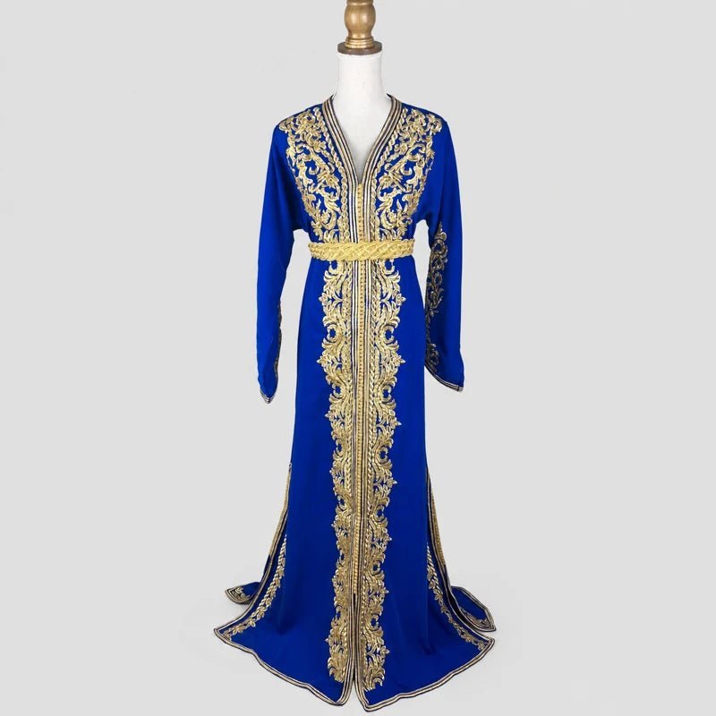 Caftan en crêpe de soie bleu roi brodé doré