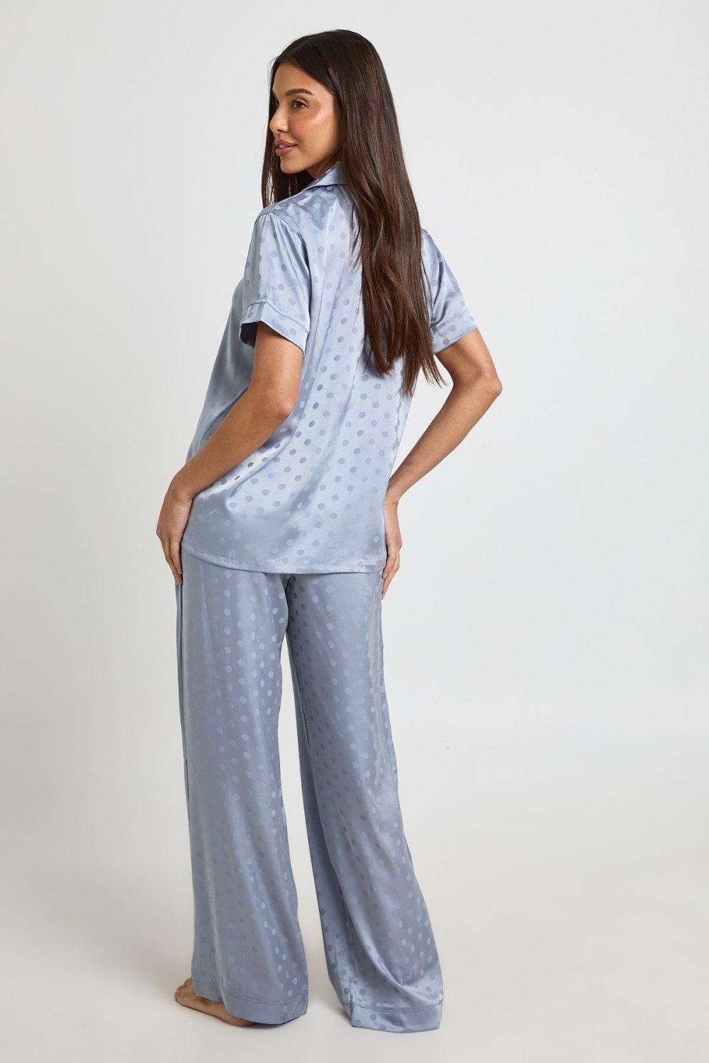 Pyjama chemise et short en satin jacquard