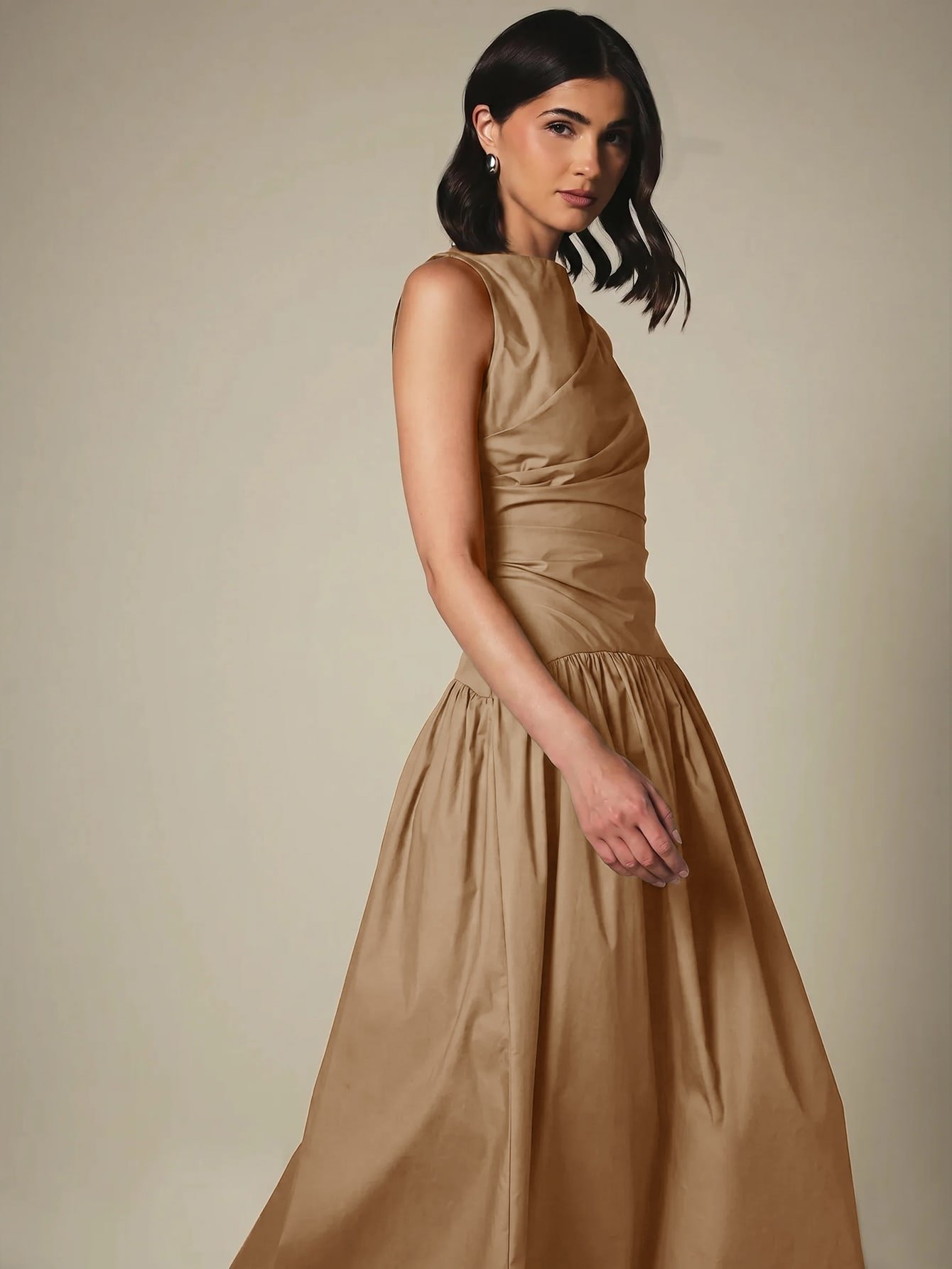 Robe longue plissée taille basse à col montant