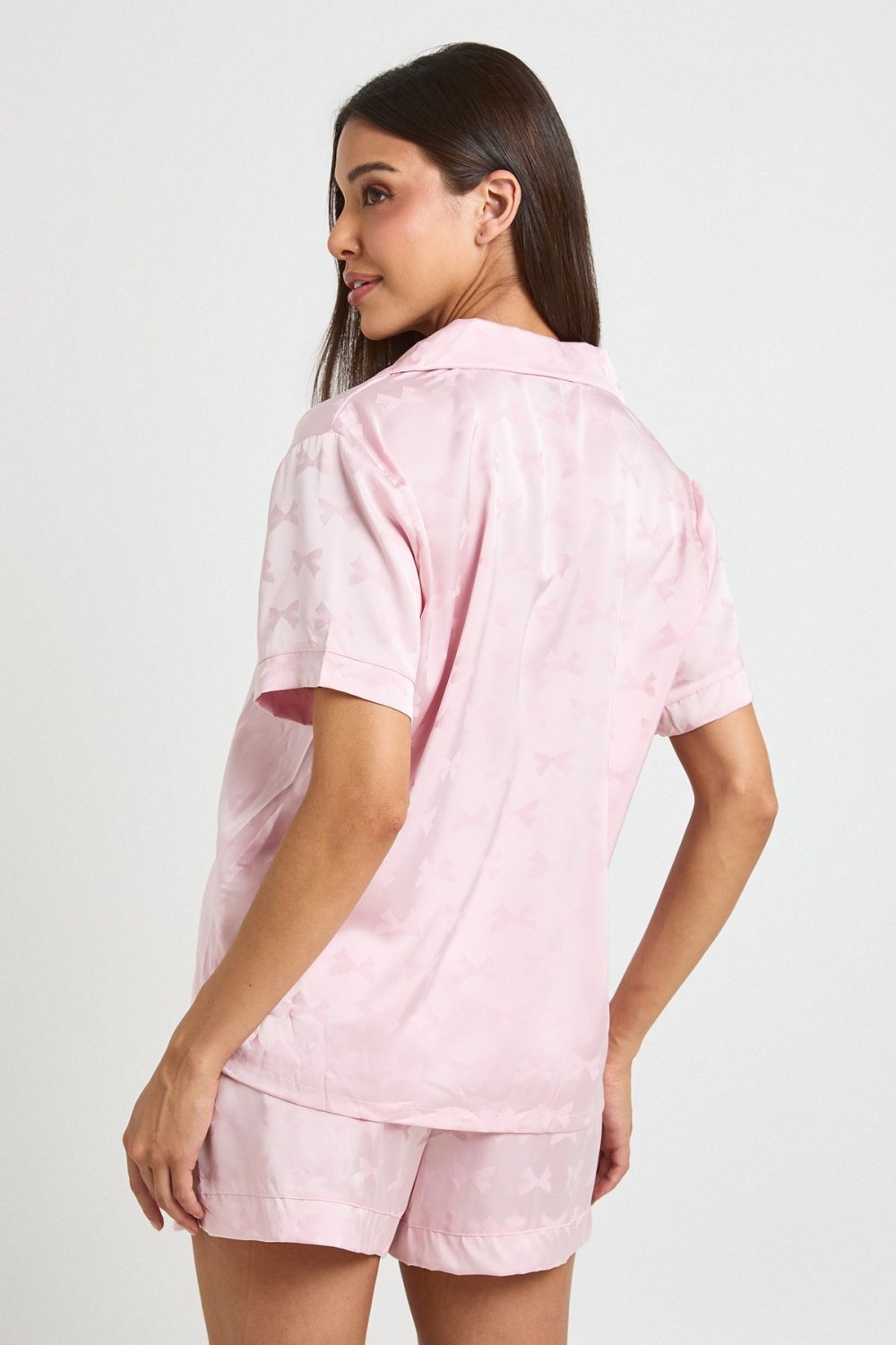 Pyjama chemise et short en satin jacquard à nœuds