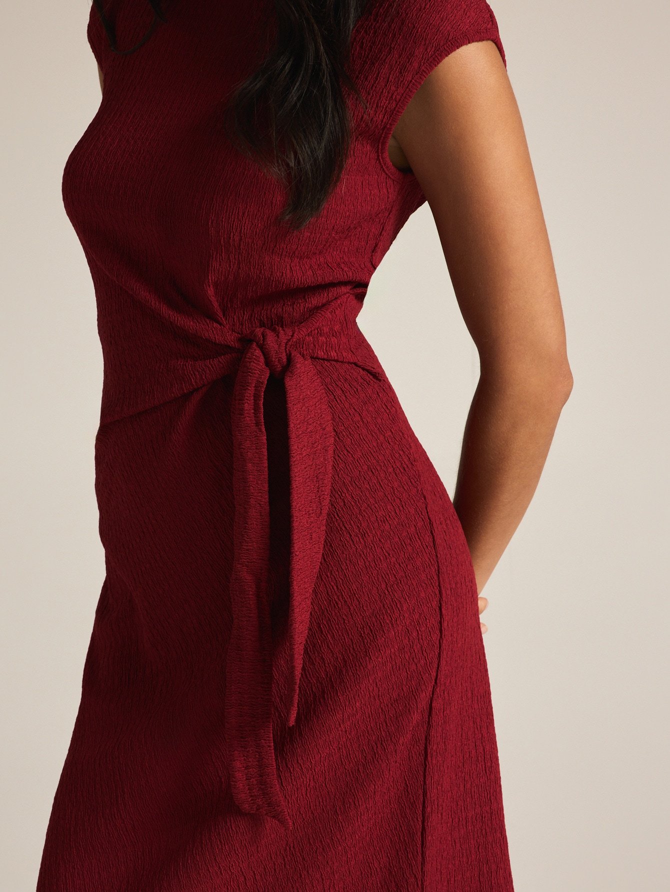 Robe fourreau midi en maille froissée à lien latéral