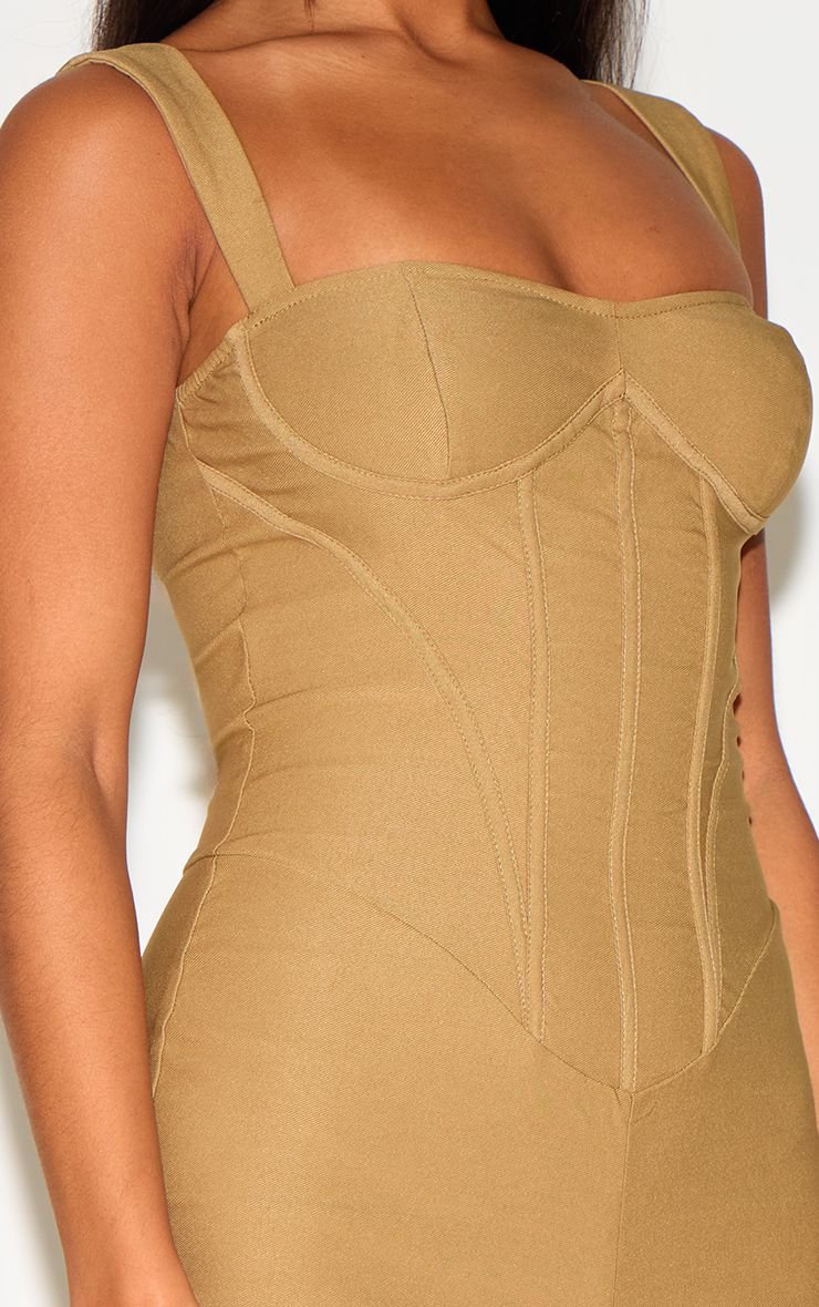 Combinaison droite à bretelles et laçage corset