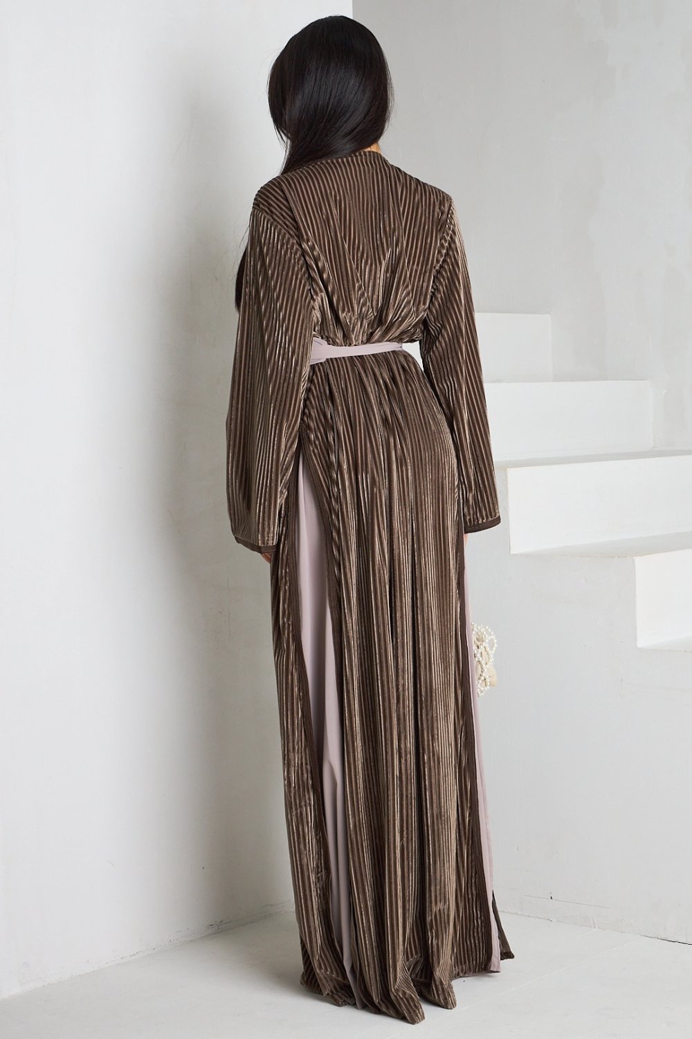 Abaya velours mkhetta b fentat qehwiya