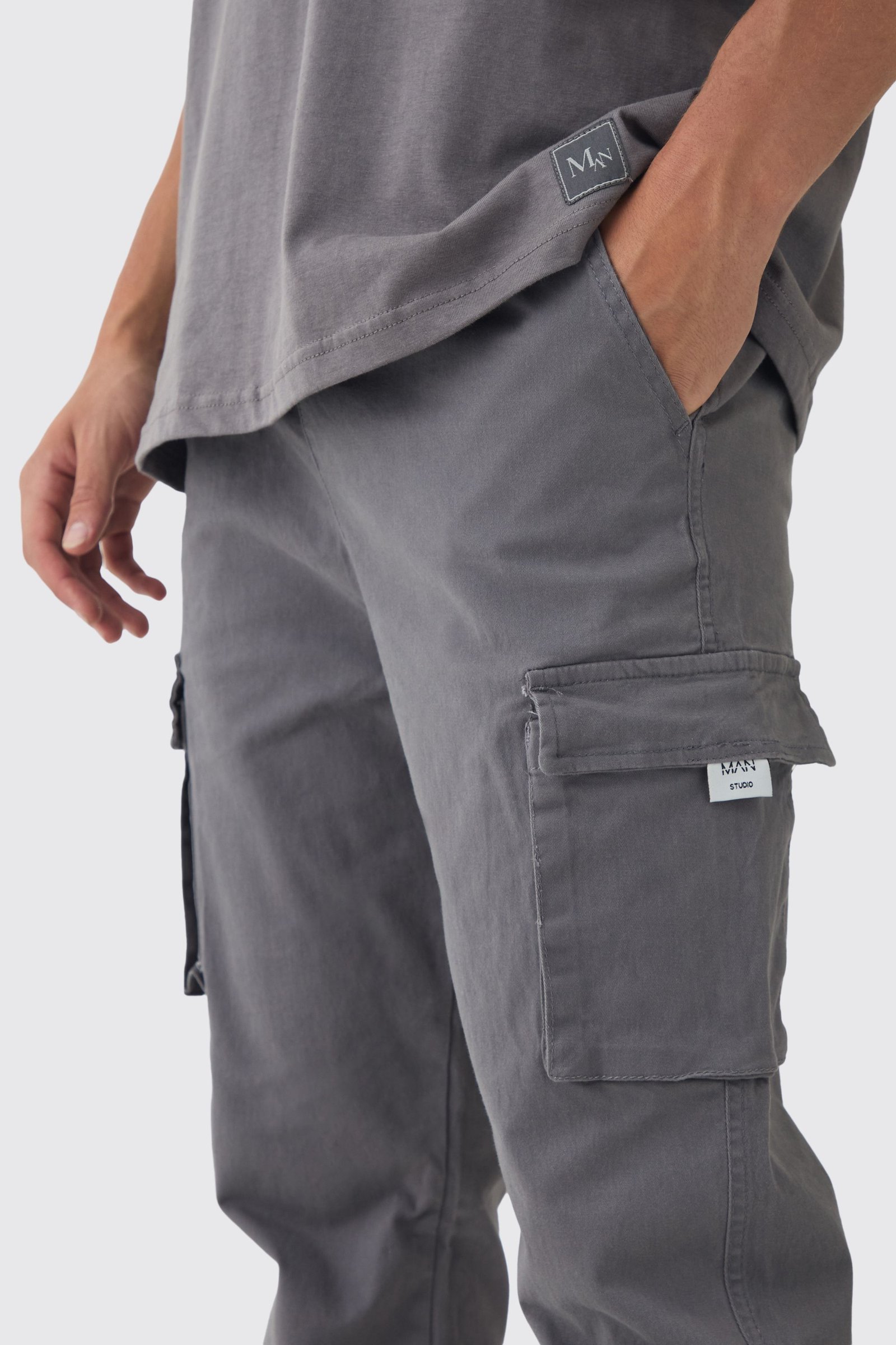 Pantalon cargo fuselé à revers