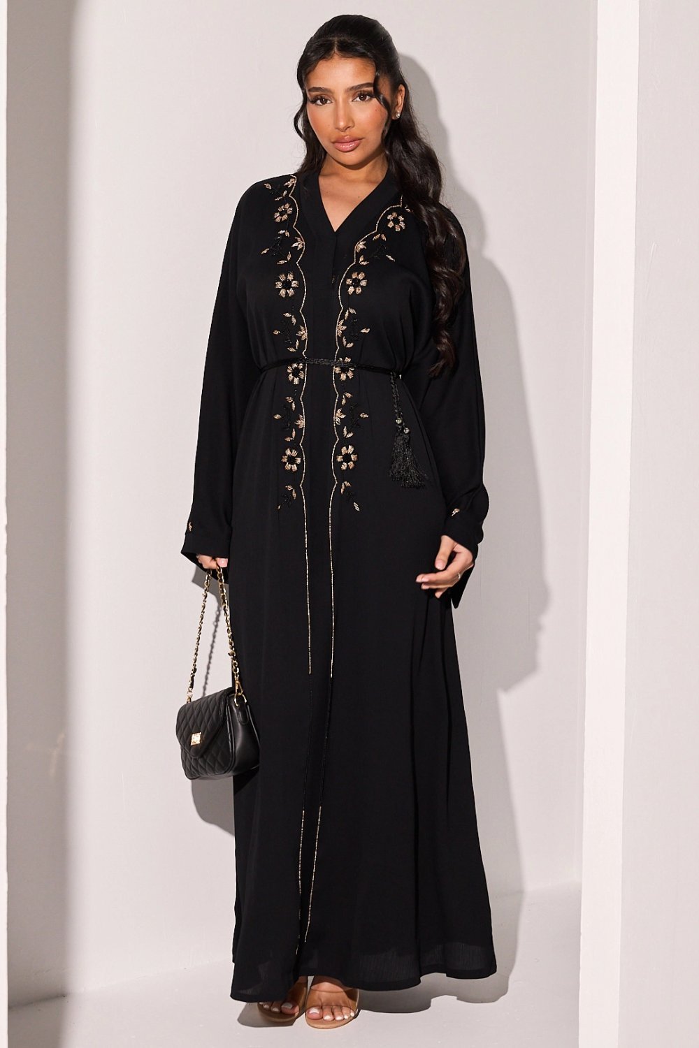 Abaya noire à fleurs de strass dorés