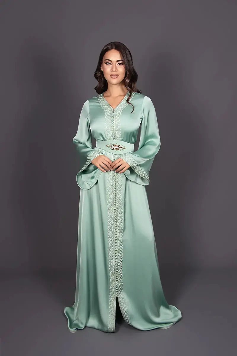Caftan drap de soie vert amande brodé ivoire