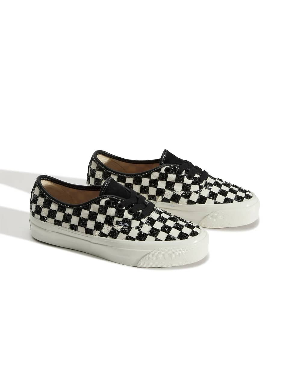 حذاء رياضي Authentic 44 بمربعات سوداء وبيضاء