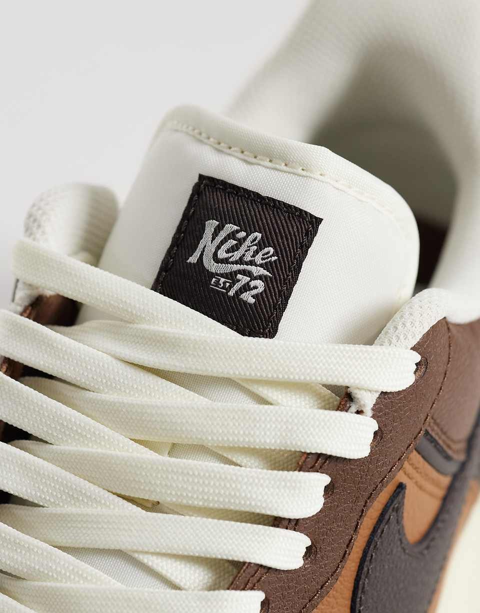 حذاء رياضي Air Force 1 LV8 باللون البني