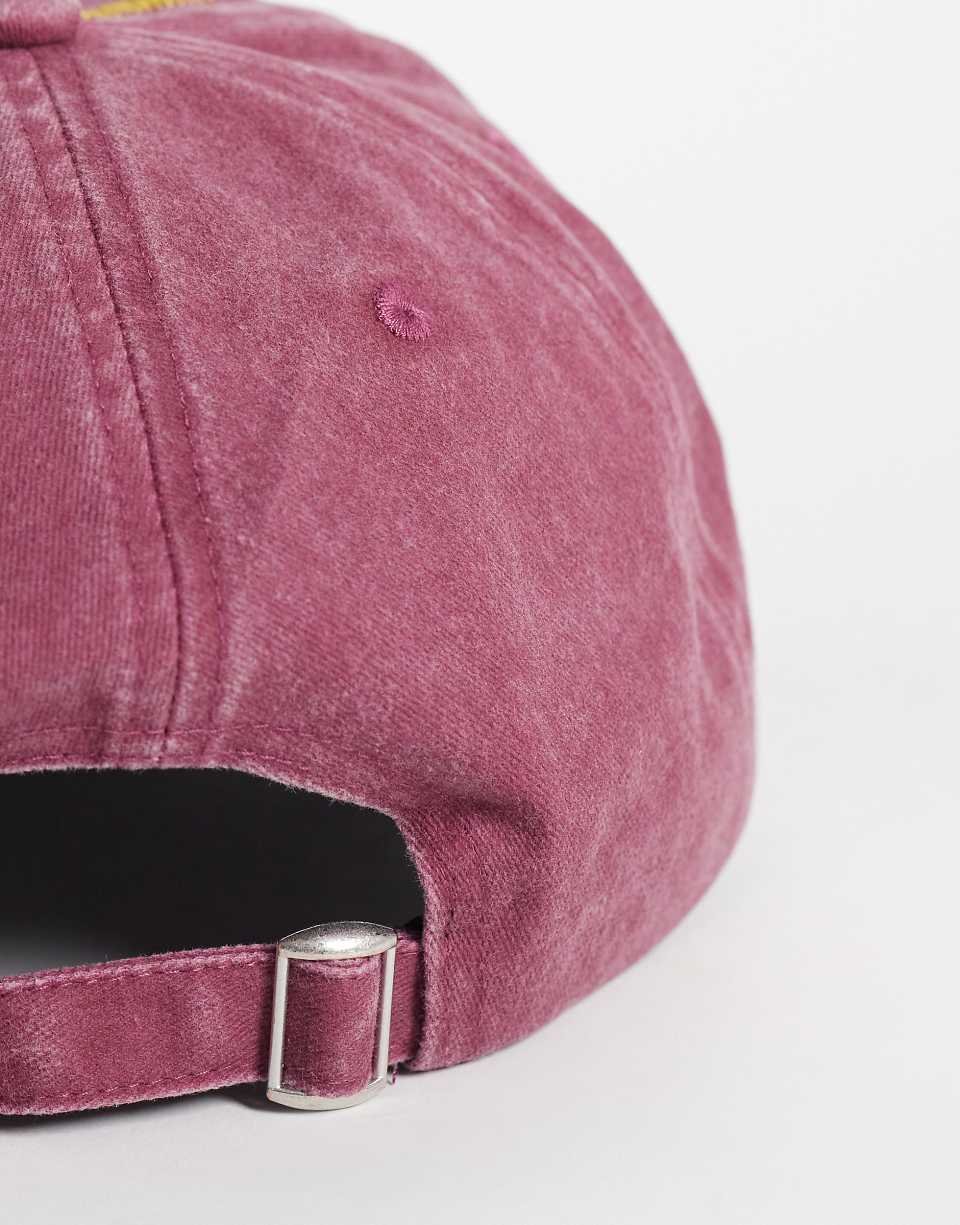 Casquette marron avec surpiqûres jaunes contrastantes