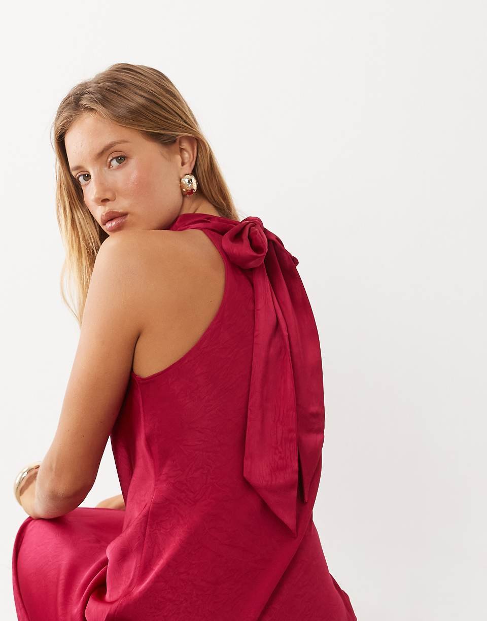 Robe longue en satin sans manches à col montant