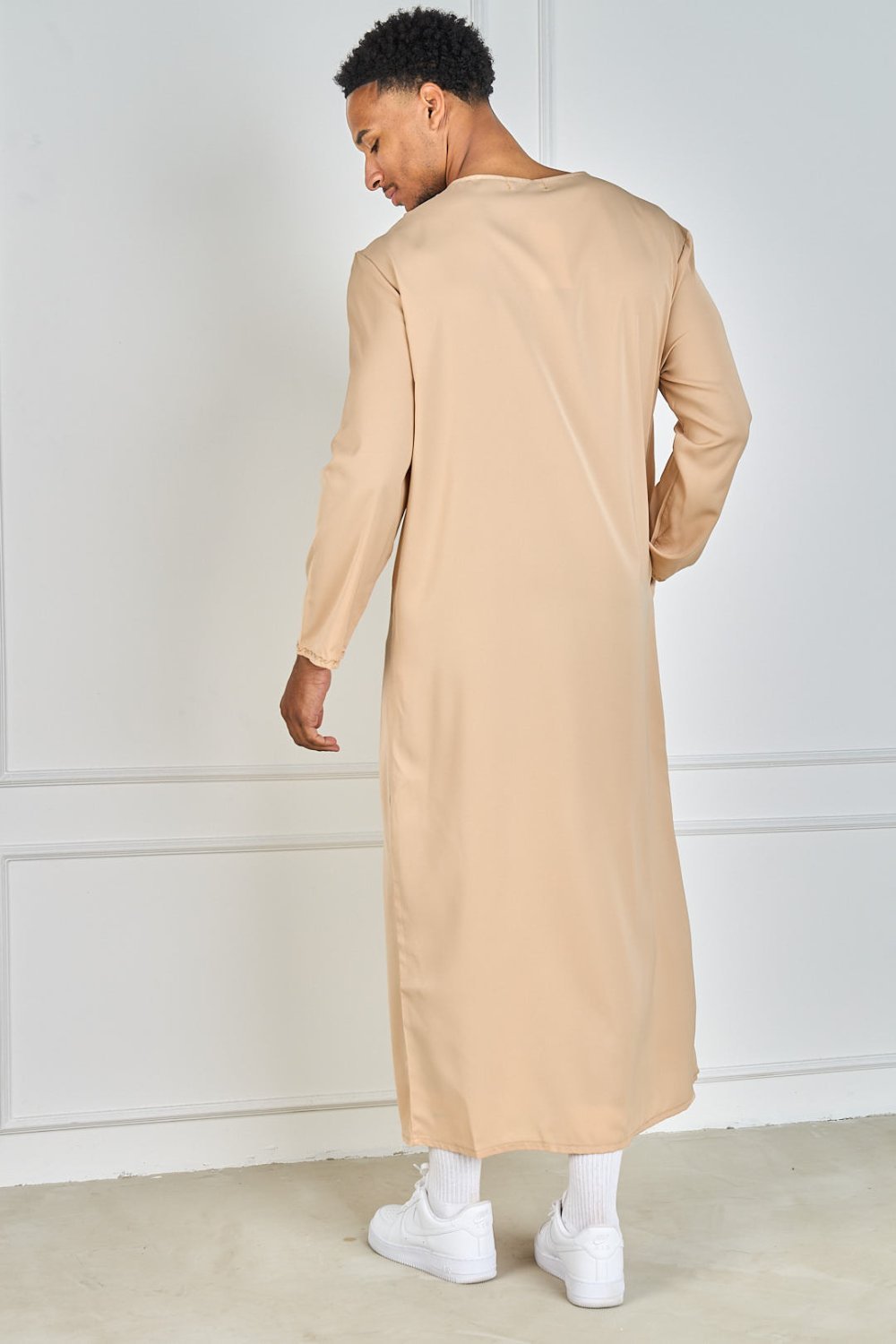 Beige stretch qamis with embroidered round neck