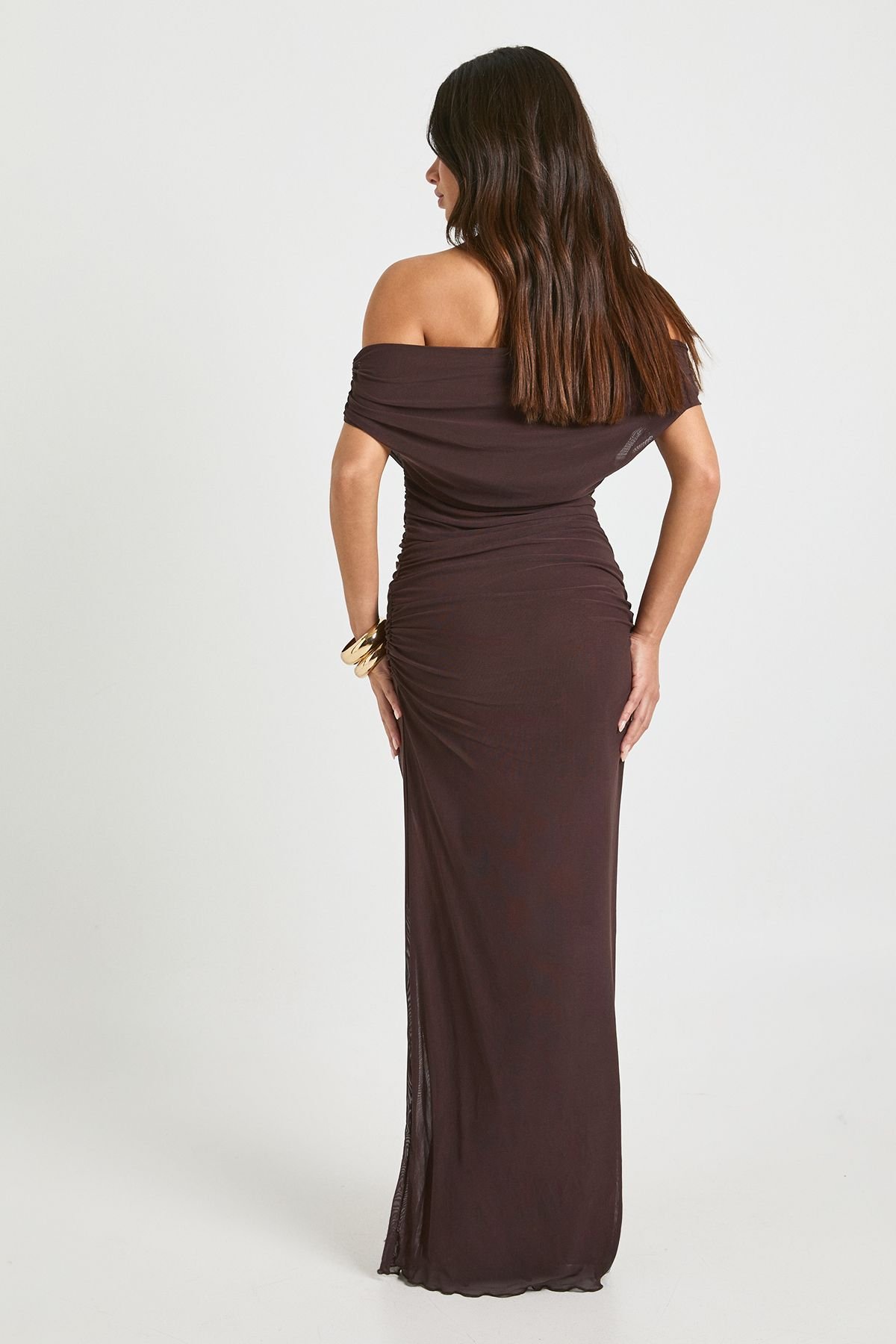 Robe longue en maille à épaules dénudées