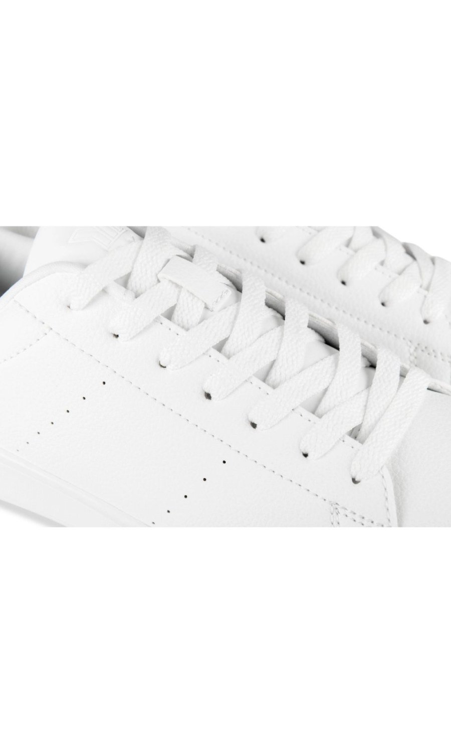 Baskets perforées talon marine blanches