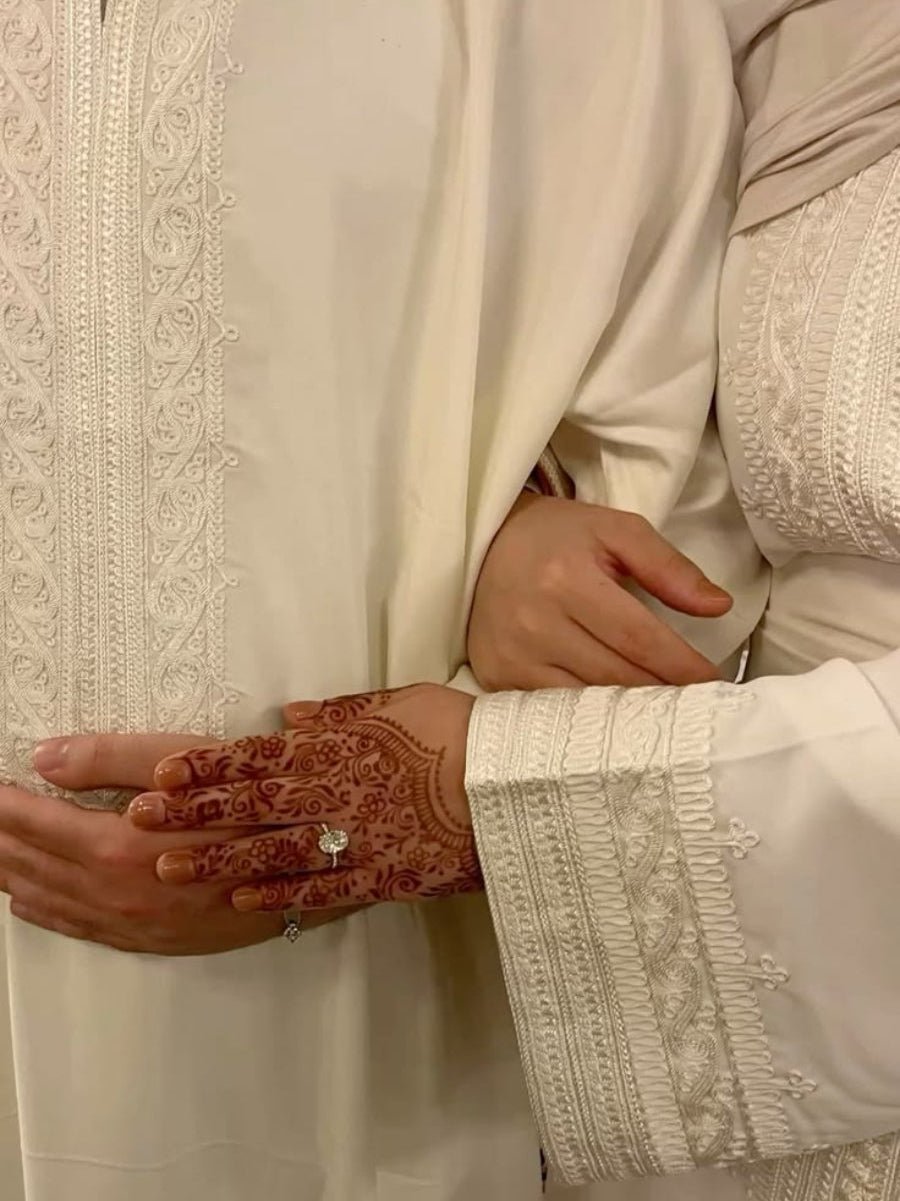 Caftan blanc à encolure travaillée en crêpe
