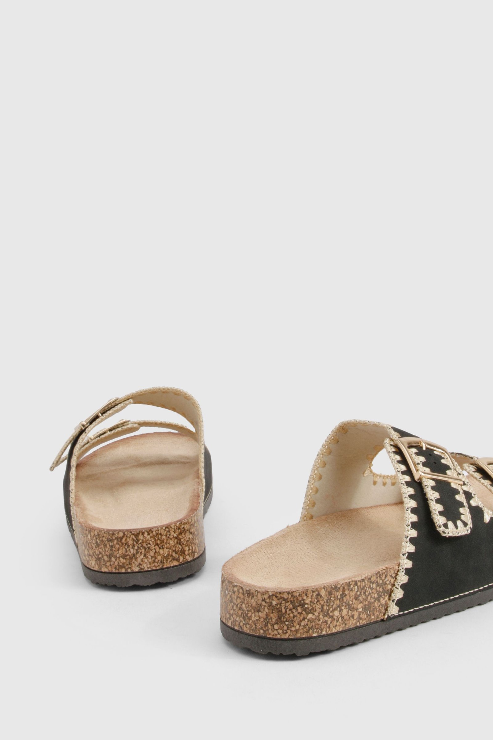 Claquettes à double boucle et surpiqûres