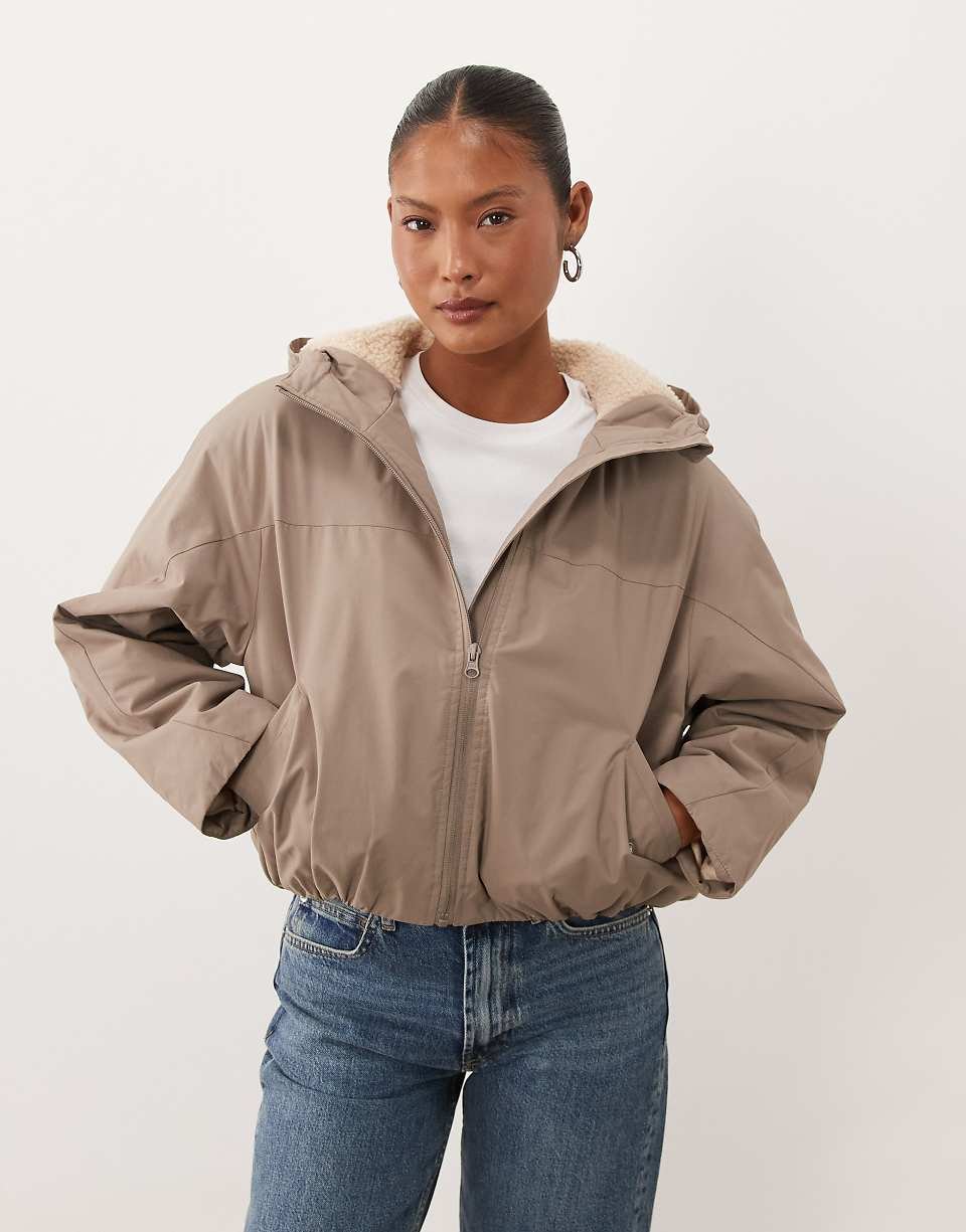 ASOS DESIGN Petite trench avec capuche et doublure imitation peau de mouton en neutre