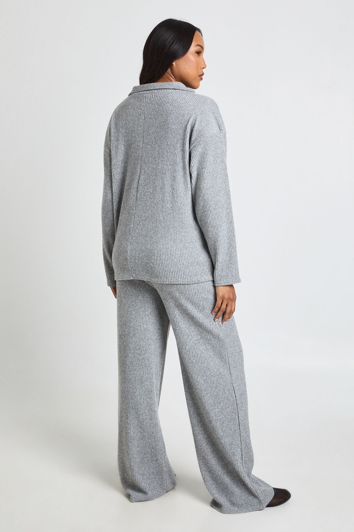 Ensemble De Détente Maternité Côtelé Doux Avec Haut À Col Et Pantalon