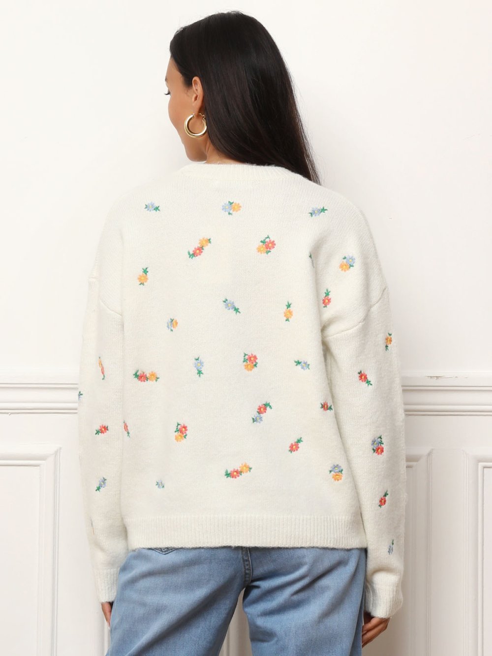 Pull à petites fleurs brodées blanc