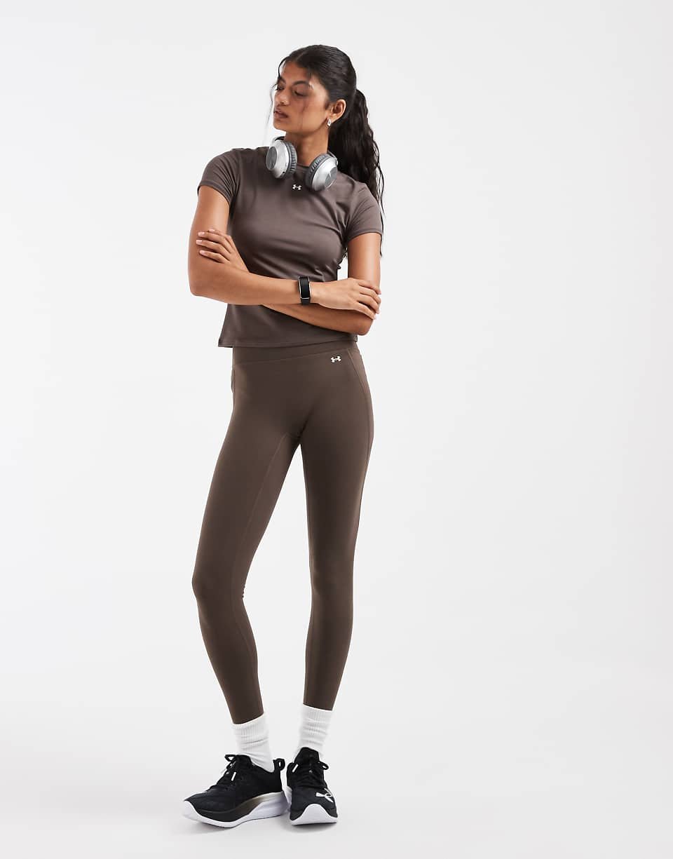 Motion fitted short-sleeve t-shirt in brown