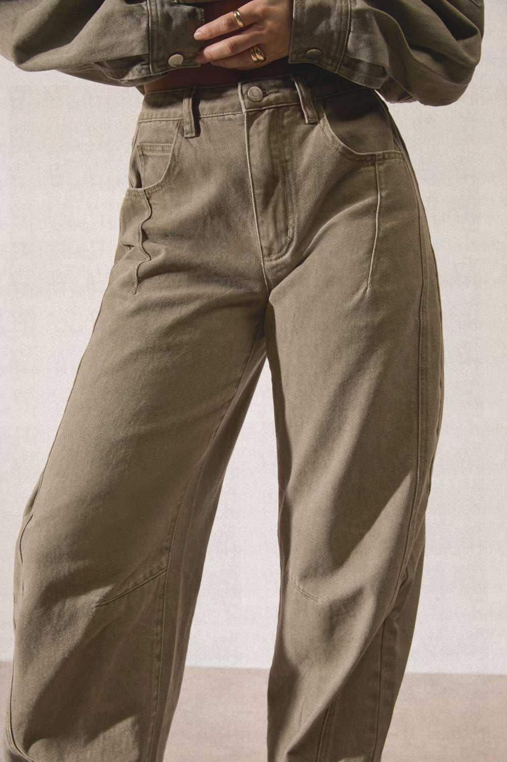Jean barrel b khyata bayna kaki
