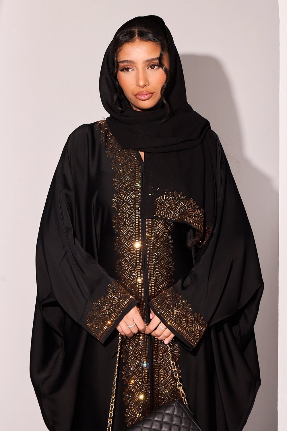 Abaya noire à strass dorés rectangulaires