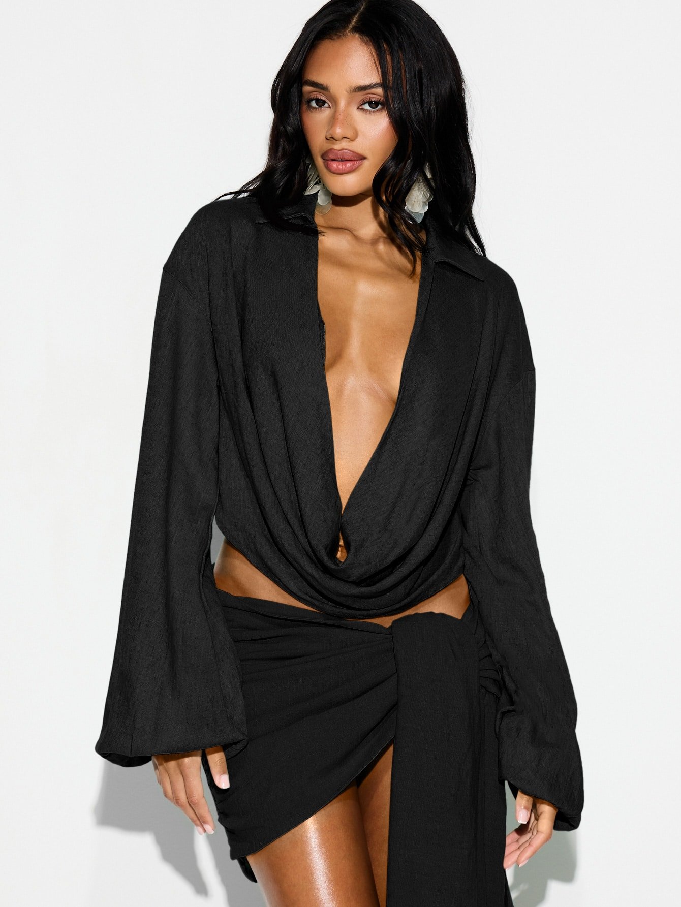 Chemise wasa3a f kettan b yaqa cowl w décolleté