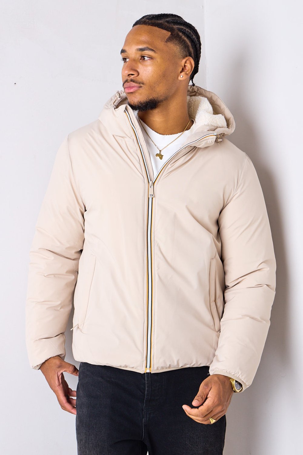 Beige short puffer jacket with velvet lining