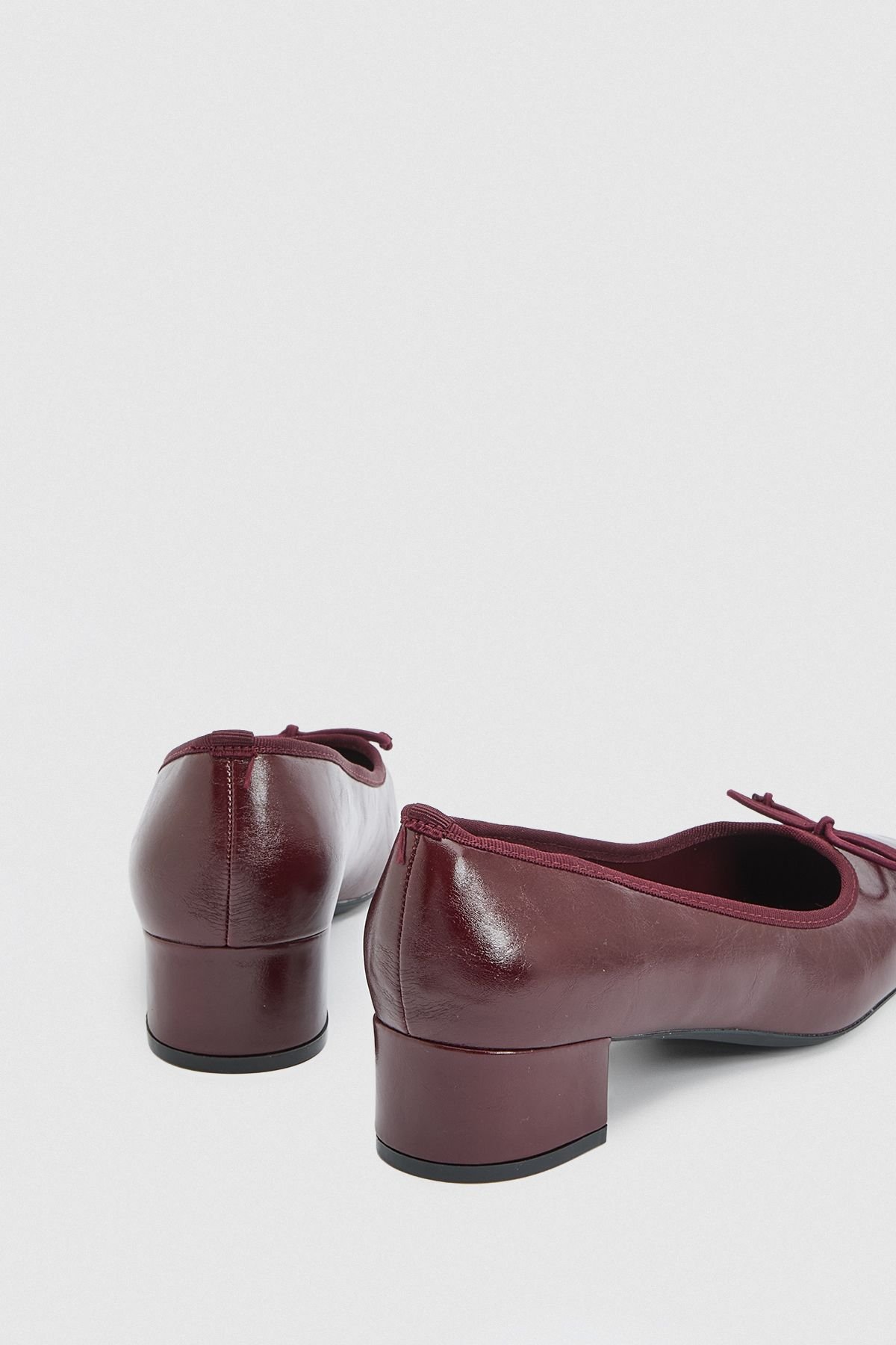 Chaussures vernies à nœud et petit talon bloc