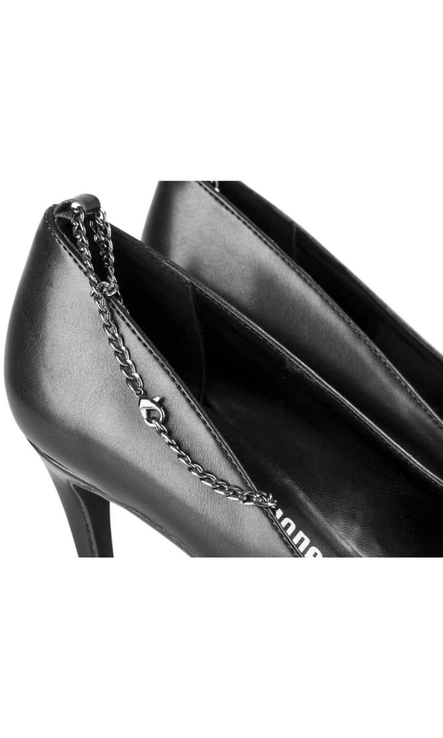 Black pointed pumps with ankle chain