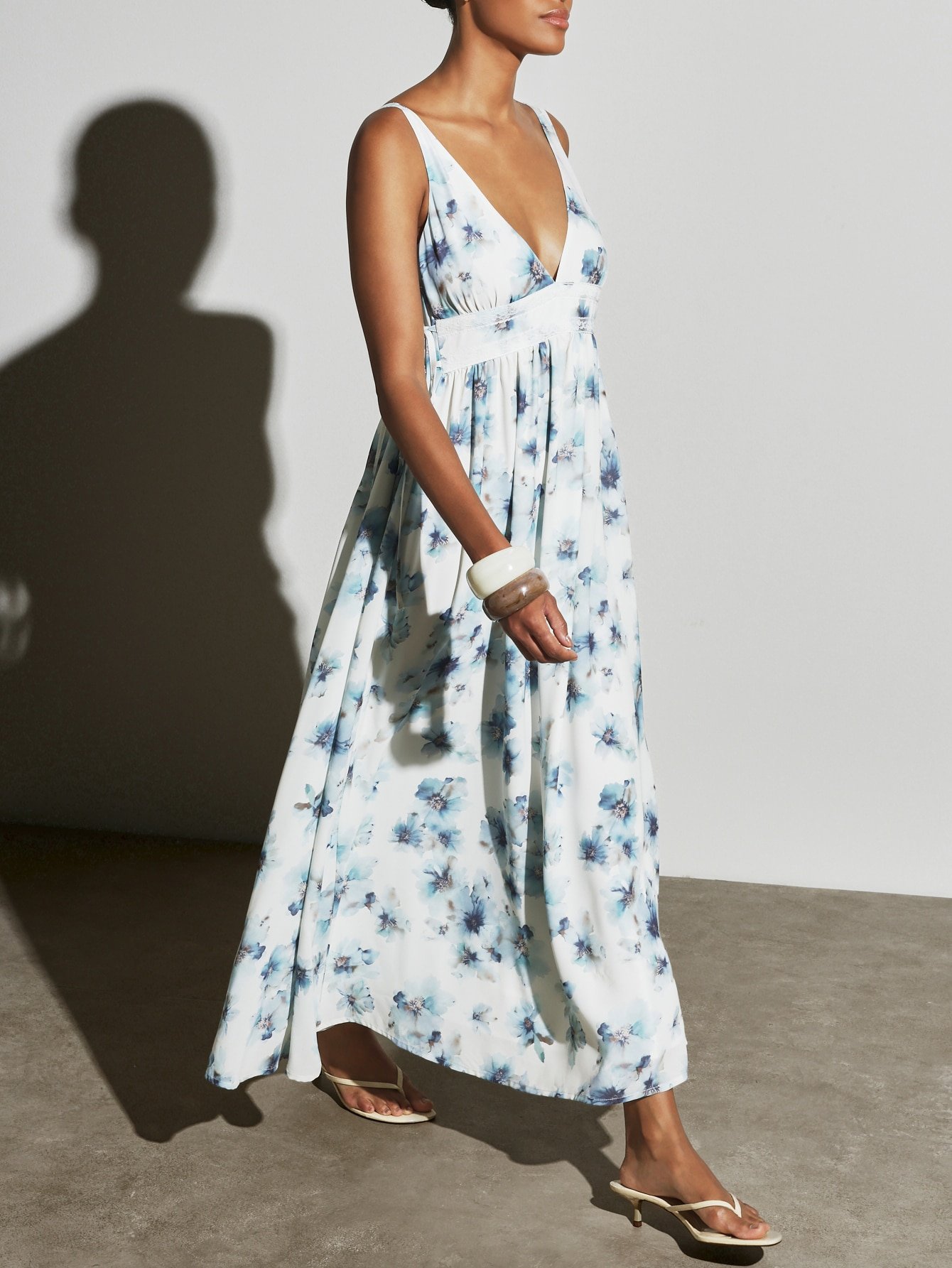 Robe Blanche Et Bleue À Fleurs
