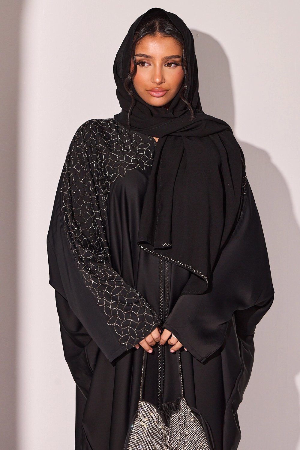 Abaya noire à feuilles de strass argentés et voile