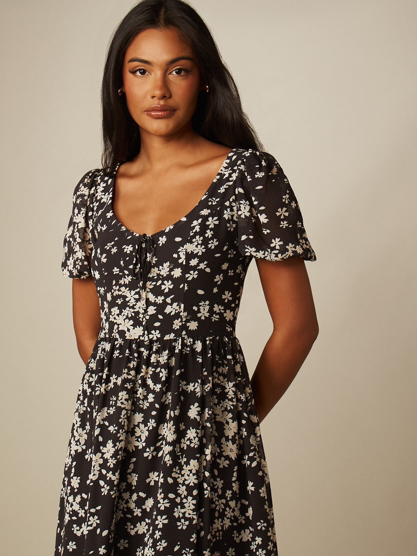 Robe midi b nwar w kmam bouffants