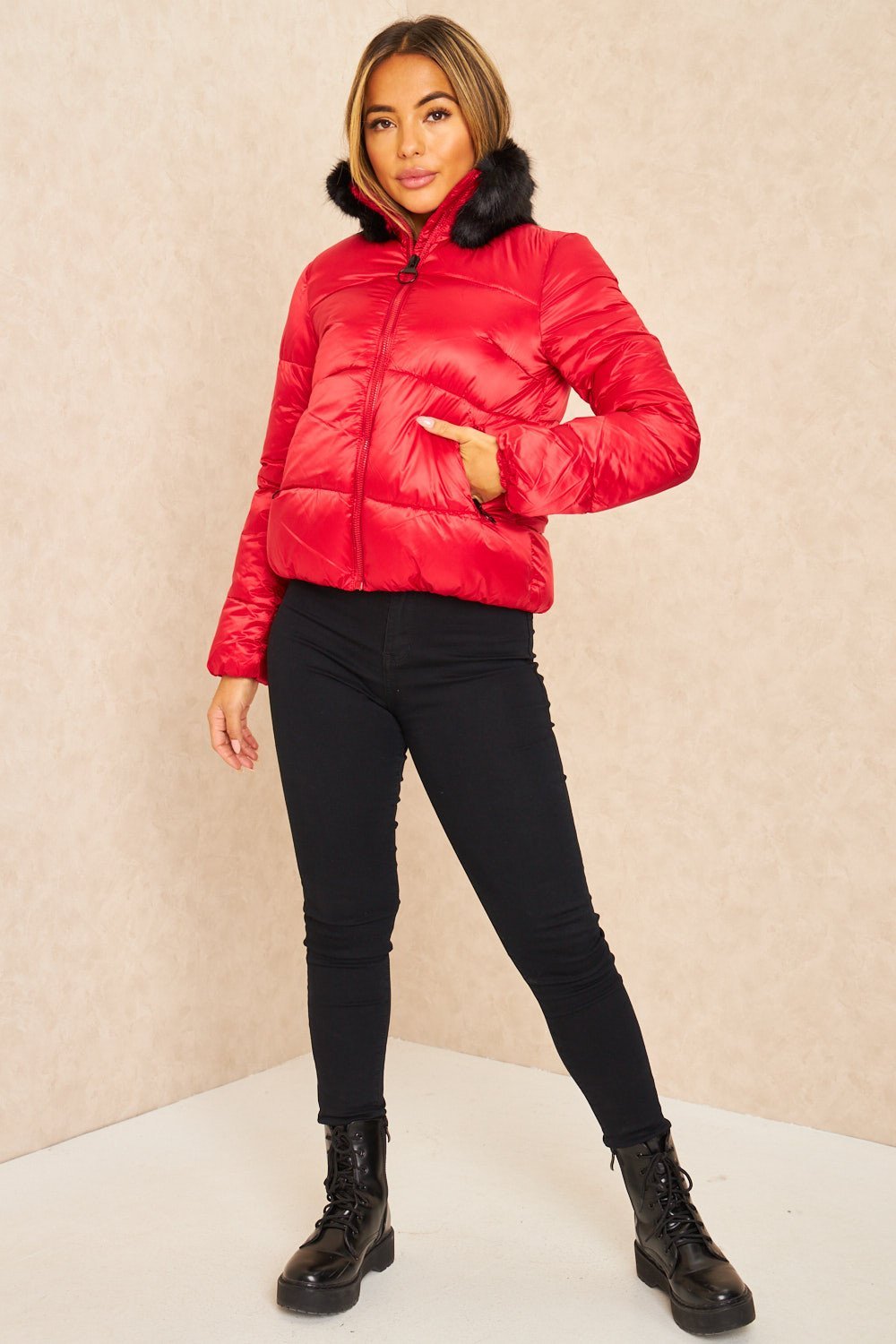 Doudoune courte en fausse fourrure rouge et noir