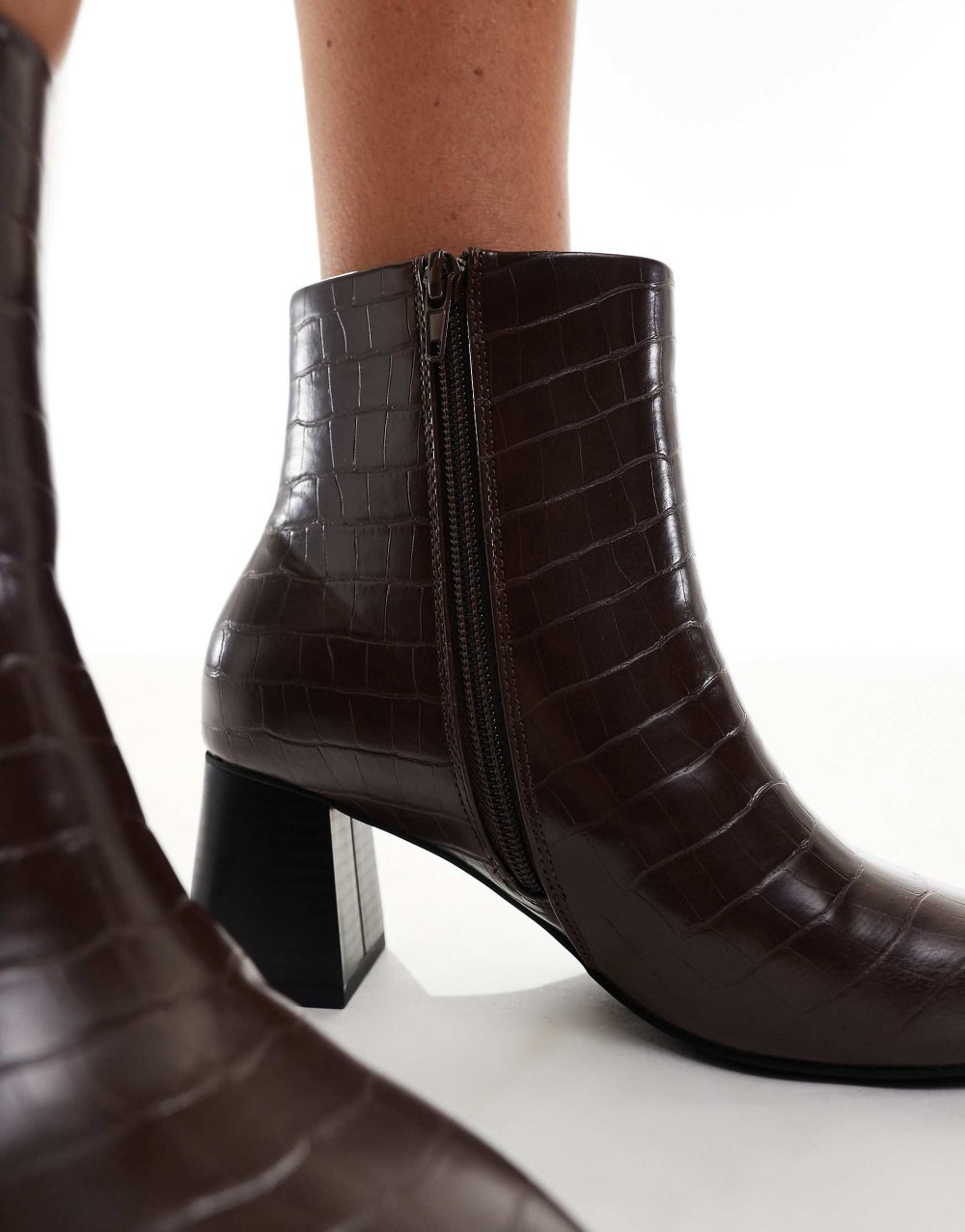 Bottines effet croco marron foncé