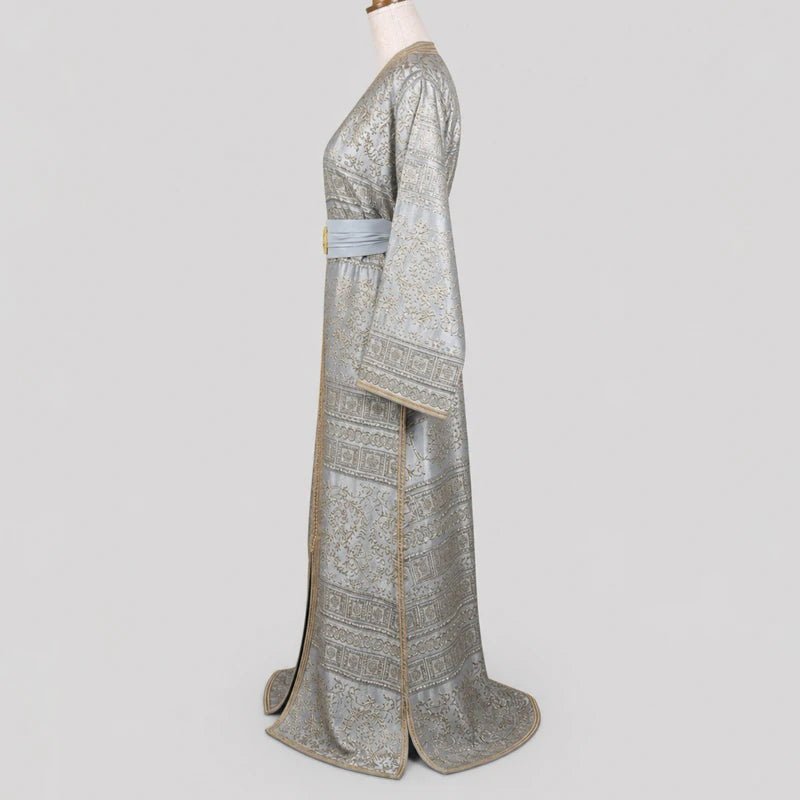 Caftan en brocart gris argenté à sfifa dorée
