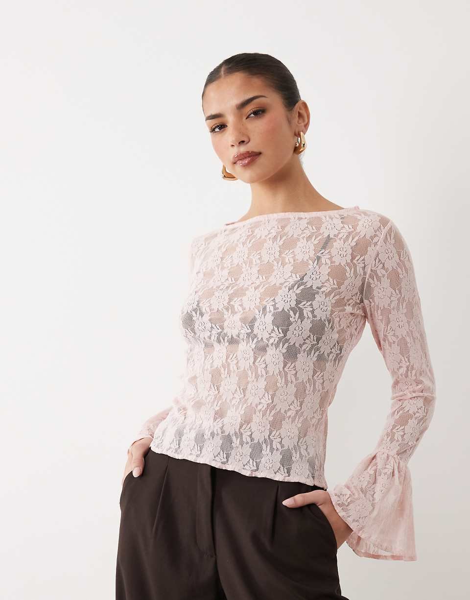 Top en dentelle transparente avec poignets évasés - Rose pâle