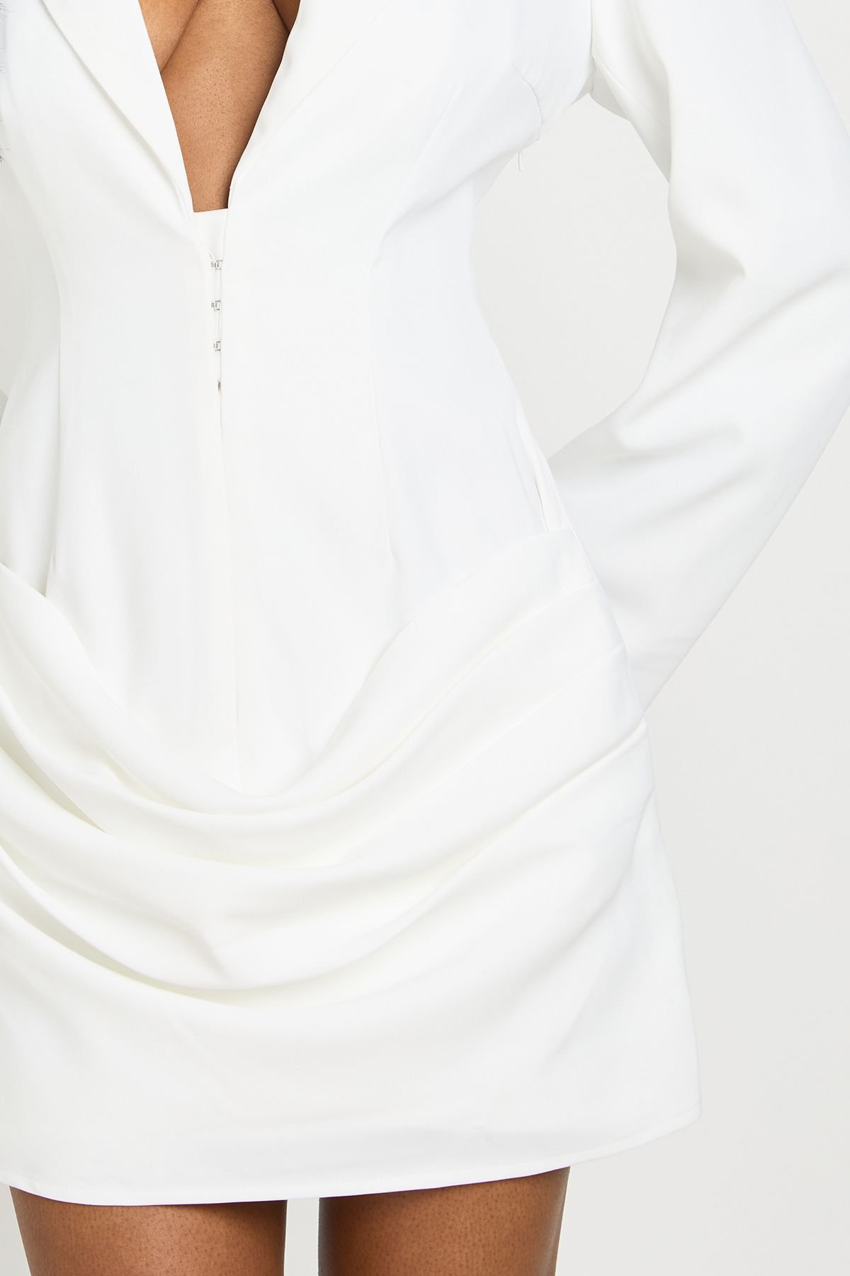 Robe Blazer Cintrée Avec Épaulettes Structurées Et Fermeture À Crochets