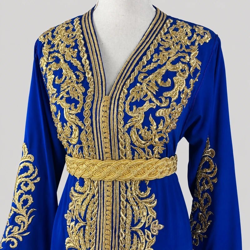 Caftan en crêpe de soie bleu roi brodé doré
