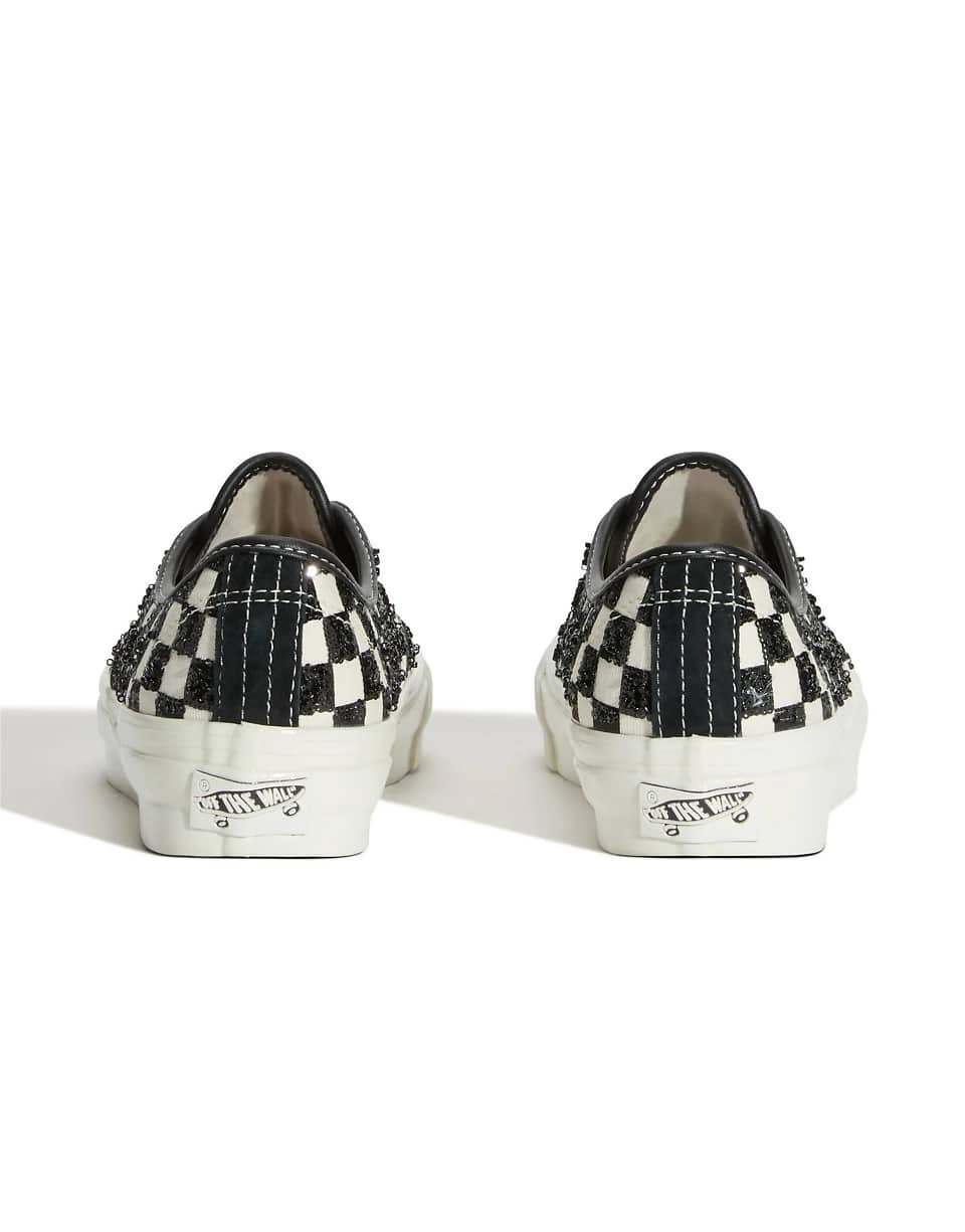 حذاء رياضي Authentic 44 بمربعات سوداء وبيضاء