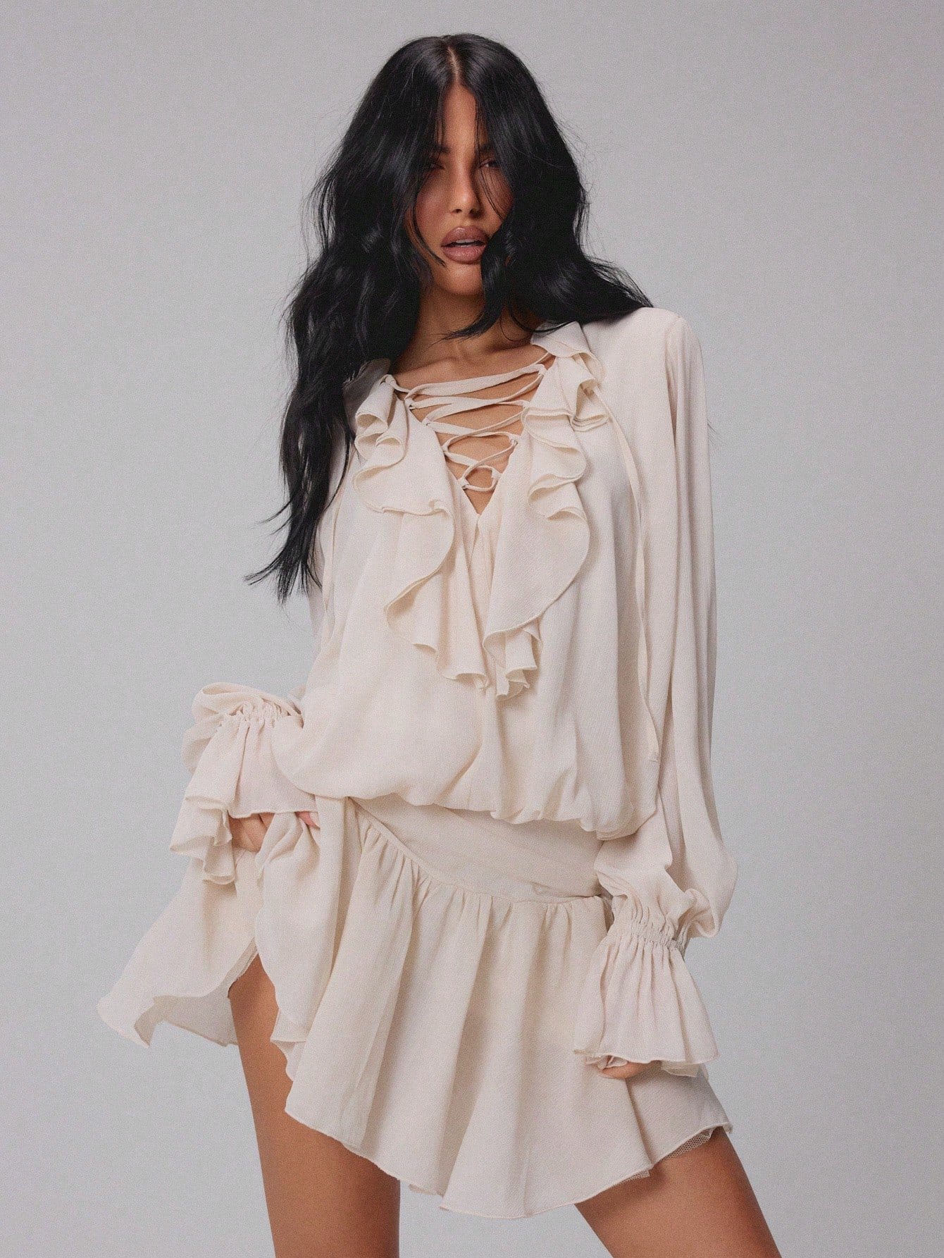 Robe Courte À Volants Et Lacets Avec Manches Cloche